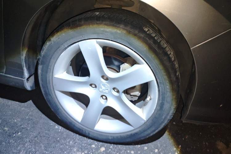 Used Peugeot 408 2013 2.0L Automatic Luxury Edition Right Front Wheel Hub