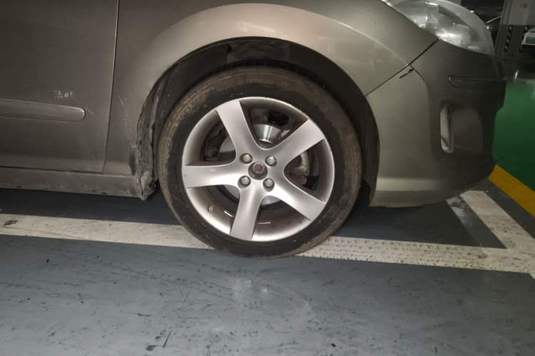 Used Peugeot 408 2013 2.0L Automatic Luxury Edition Right Front Wheel Hub