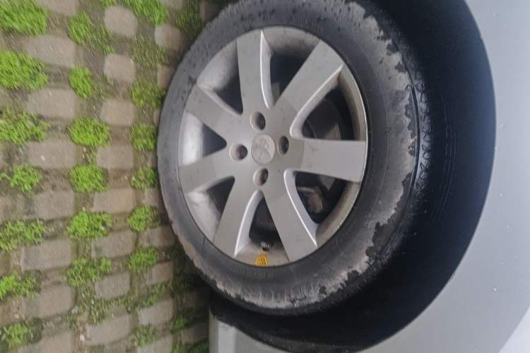 Used Peugeot 408 2013 1.6L Automatic Comfort Edition Right Front Wheel Hub