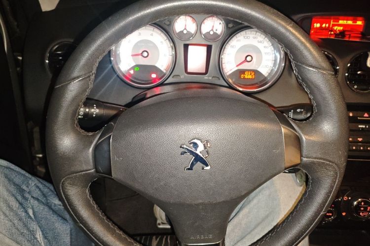 Used Peugeot 408 2013 2.0L Automatic Luxury Edition Steering Wheel