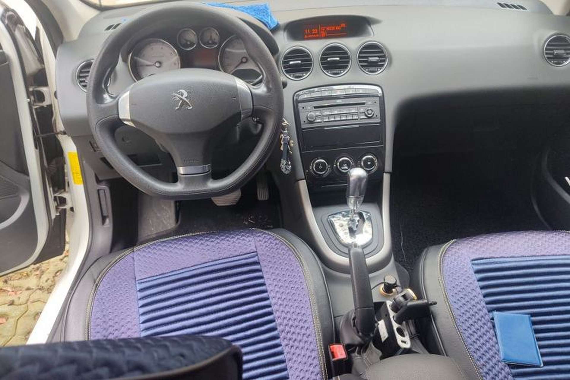 Used Peugeot 408 2013 2.0L Automatic Comfort Edition Center Console