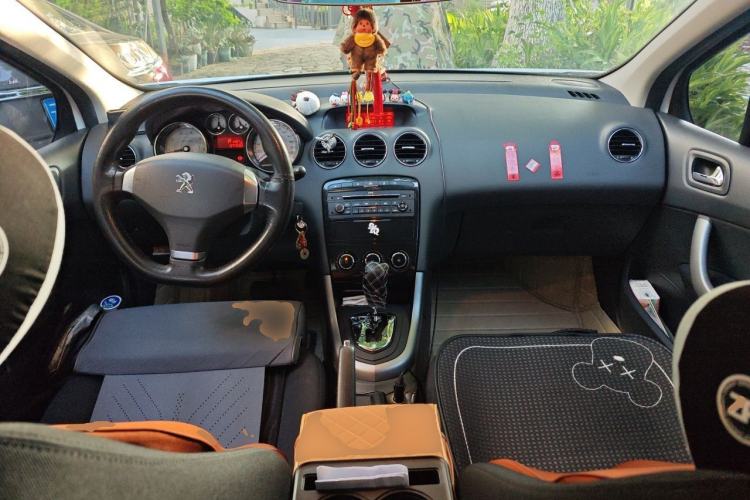 Used Peugeot 408 2013 2.0L Automatic Comfort Edition Center Console