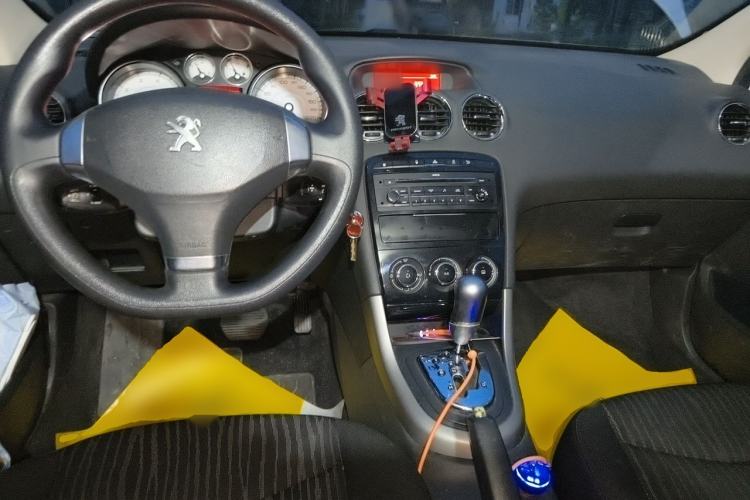 Used Peugeot 408 2013 2.0L Automatic Comfort Edition Center Console
