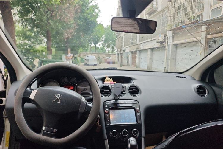 Used Peugeot 408 2013 2.0L Manual Comfort Edition Center Console