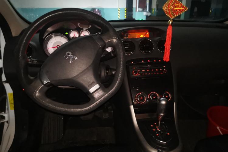 Used Peugeot 408 2013 2.0L Automatic Comfort Edition Center Console