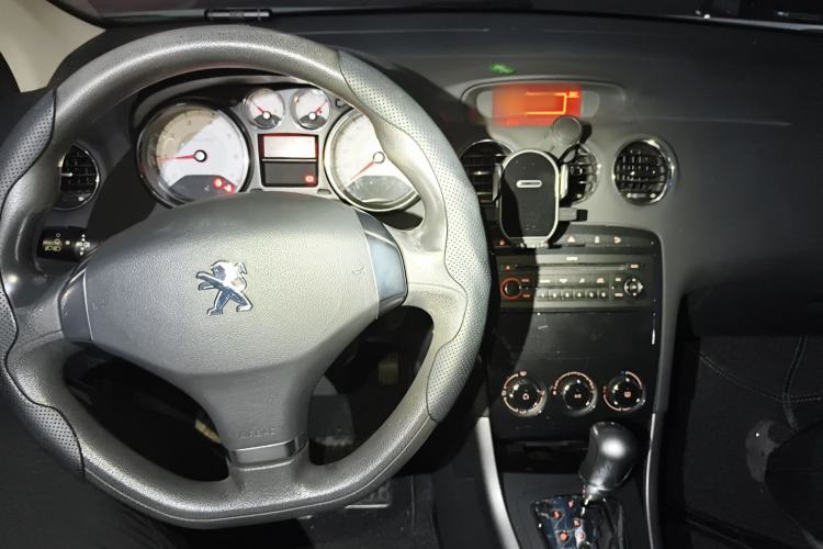 Used Peugeot 408 2013 2.0L Automatic Comfort Edition Center Console