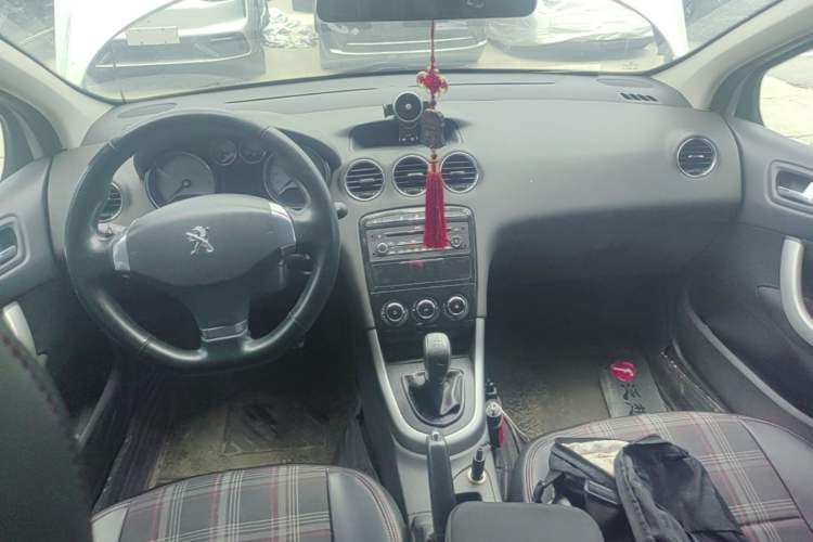 Used Peugeot 408 2013 2.0L Manual Comfort Edition Center Console