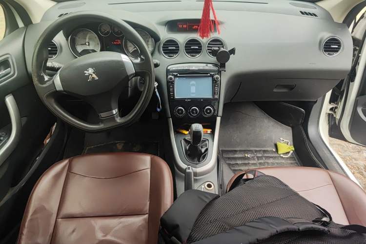 Used Peugeot 408 2013 2.0L Manual Comfort Edition Center Console