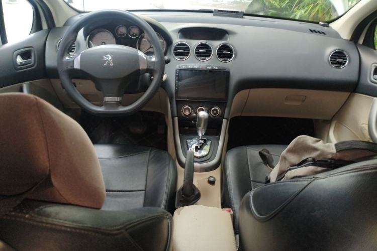 Used Peugeot 408 2013 2.0L Automatic Comfort Edition Center Console