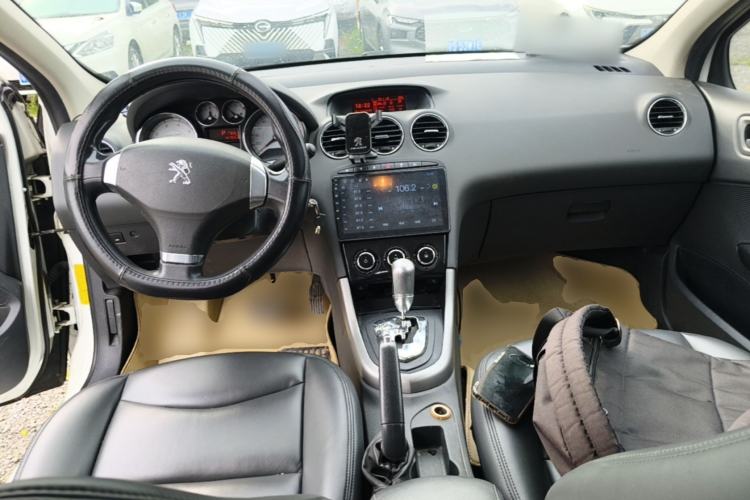 Used Peugeot 408 2013 2.0L Automatic Comfort Edition Center Console