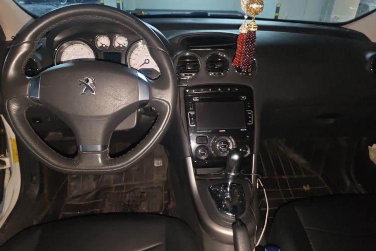 Used Peugeot 408 2013 2.0L Automatic Comfort Edition Center Console