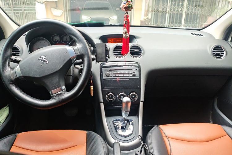 Used Peugeot 408 2013 2.0L Automatic Comfort Edition Center Console