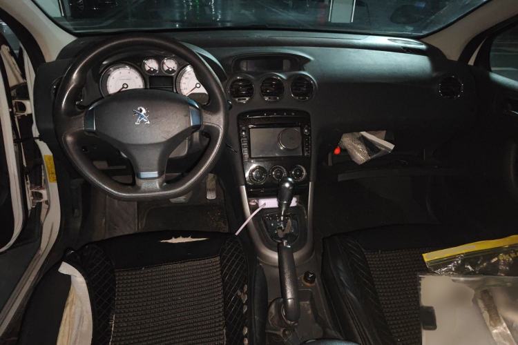 Used Peugeot 408 2013 2.0L Automatic Comfort Edition Center Console