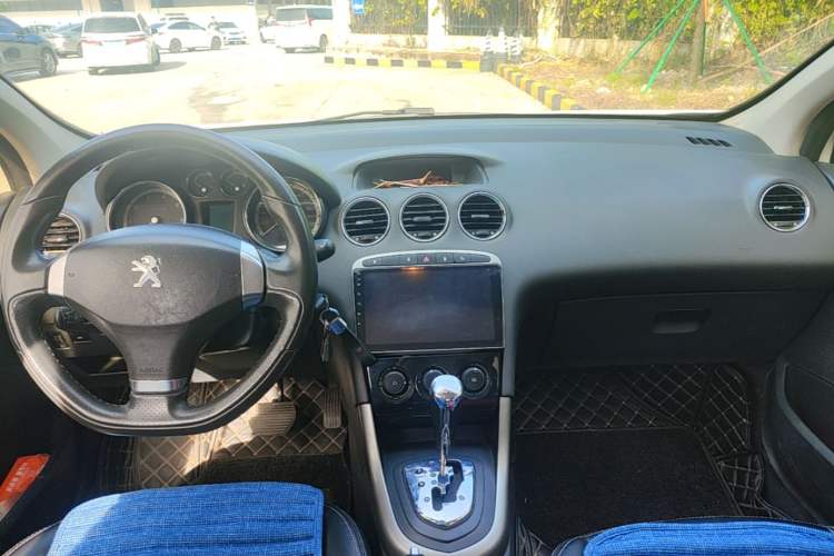 Used Peugeot 408 2013 2.0L Automatic Comfort Edition Center Console