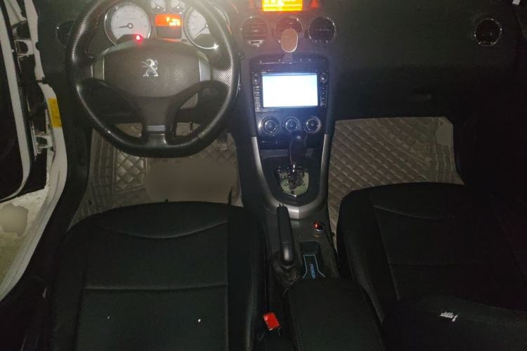 Used Peugeot 408 2013 2.0L Automatic Comfort Edition Center Console