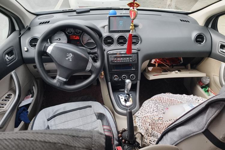 Used Peugeot 408 2013 2.0L Automatic Comfort Edition Center Console