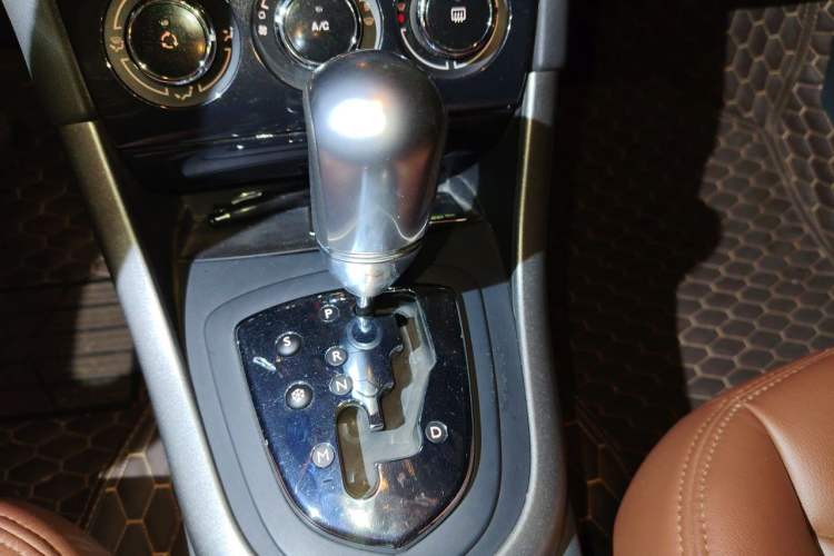 Used Peugeot 408 2013 2.0L Automatic Comfort Edition Gear Lever