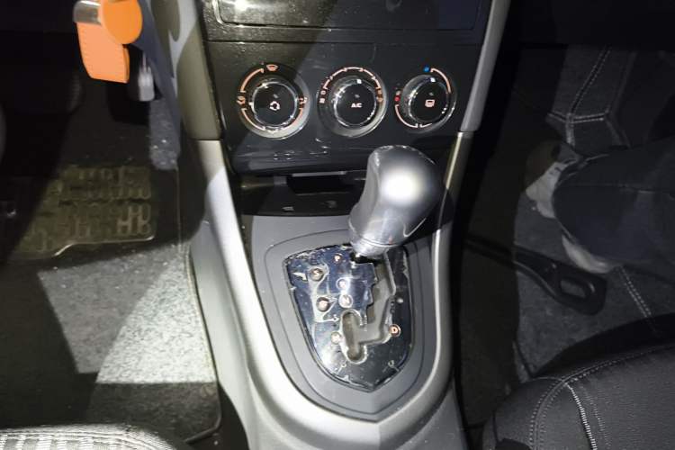Used Peugeot 408 2013 2.0L Automatic Comfort Edition Gear Lever