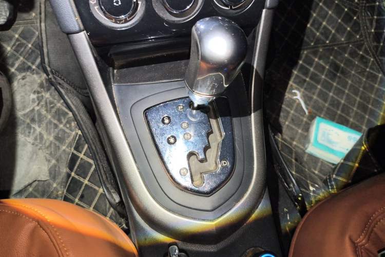 Used Peugeot 408 2013 1.6L Automatic Comfort Edition Gear Lever