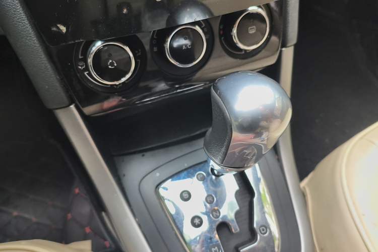 Used Peugeot 408 2013 2.0L Automatic Comfort Edition Gear Lever