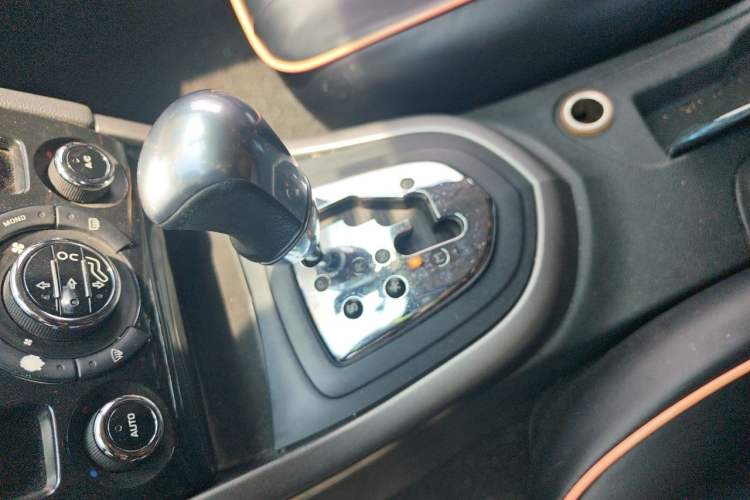 Used Peugeot 408 2013 2.0L Automatic Luxury Edition Gear Lever