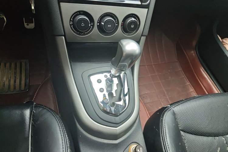 Used Peugeot 408 2013 2.0L Automatic Comfort Edition Gear Lever