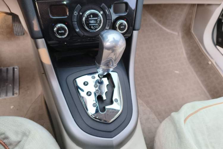 Used Peugeot 408 2013 2.0L Automatic Comfort Edition Gear Lever