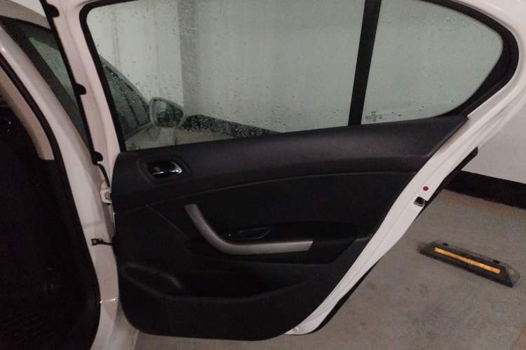 Used Peugeot 408 2013 2.0L Automatic Comfort Edition Interior 6