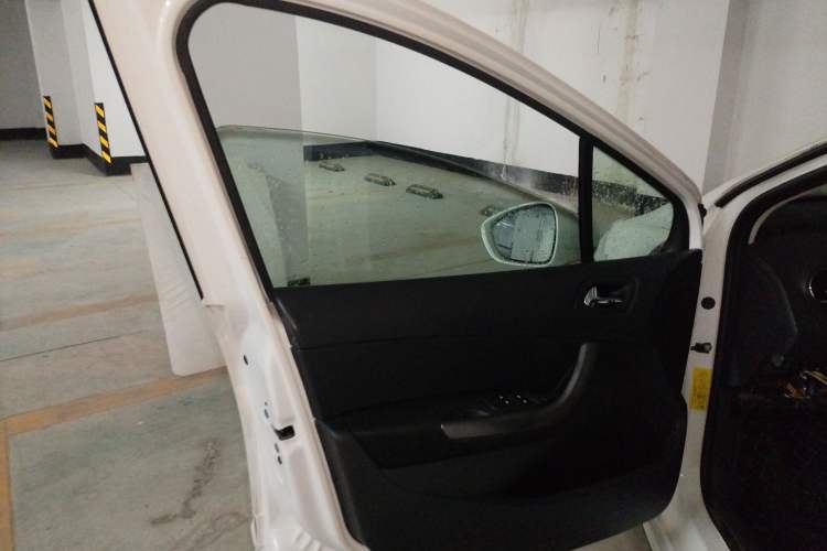 Used Peugeot 408 2013 2.0L Automatic Comfort Edition Interior 7