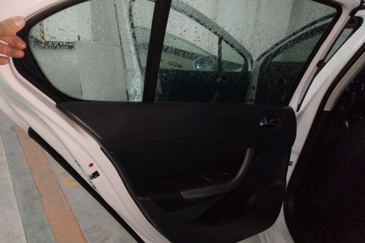 Used Peugeot 408 2013 2.0L Automatic Comfort Edition Interior 8