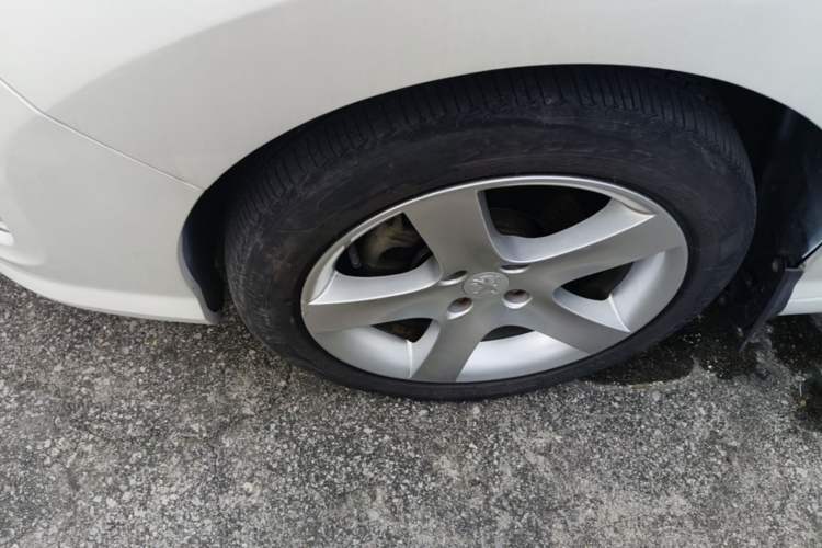 Used Peugeot 408 2013 2.0L Automatic Comfort Edition Left Front Wheel Hub