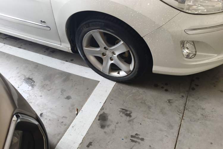 Used Peugeot 408 2013 2.0L Automatic Luxury Edition Right Front Wheel Hub