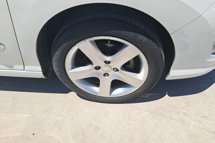 Used Peugeot 408 2013 2.0L Automatic Luxury Edition Right Front Wheel Hub