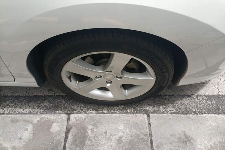 Used Peugeot 408 2013 2.0L Automatic Comfort Edition Right Front Wheel Hub