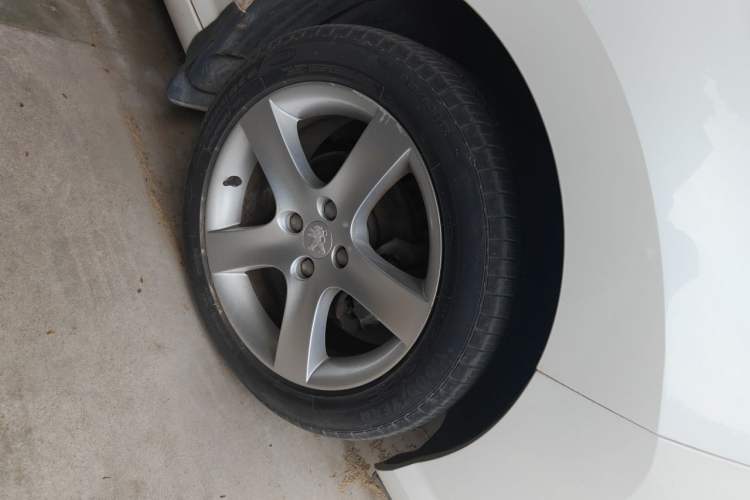 Used Peugeot 408 2013 2.0L Automatic Luxury Edition Right Front Wheel Hub