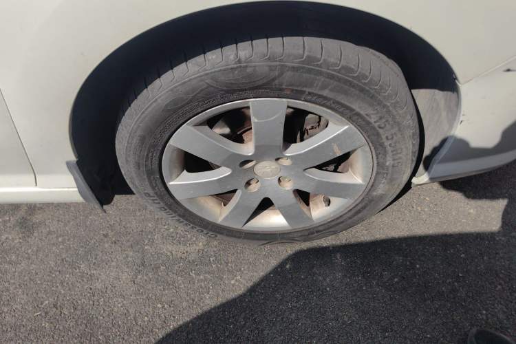 Used Peugeot 408 2013 1.6L Automatic Comfort Edition Right Front Wheel Hub