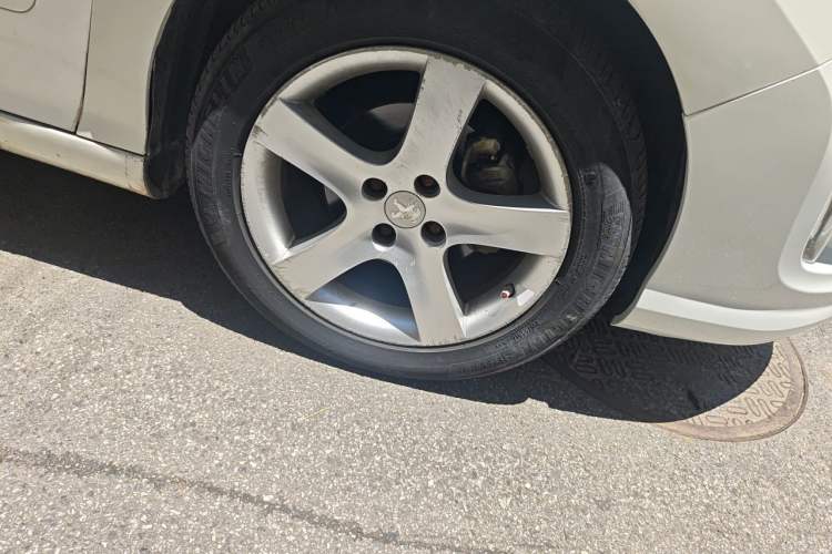Used Peugeot 408 2013 2.0L Automatic Luxury Edition Right Front Wheel Hub