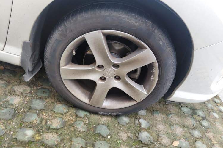 Used Peugeot 408 2013 2.0L Automatic Luxury Edition Right Front Wheel Hub