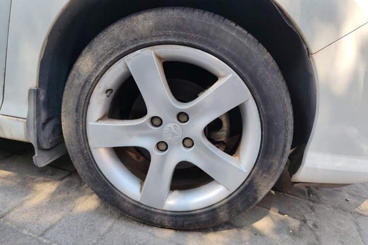 Used Peugeot 408 2013 2.0L Automatic Comfort Edition Right Front Wheel Hub