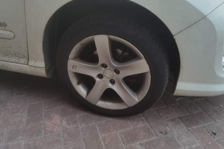 Used Peugeot 408 2013 2.0L Automatic Comfort Edition Right Front Wheel Hub