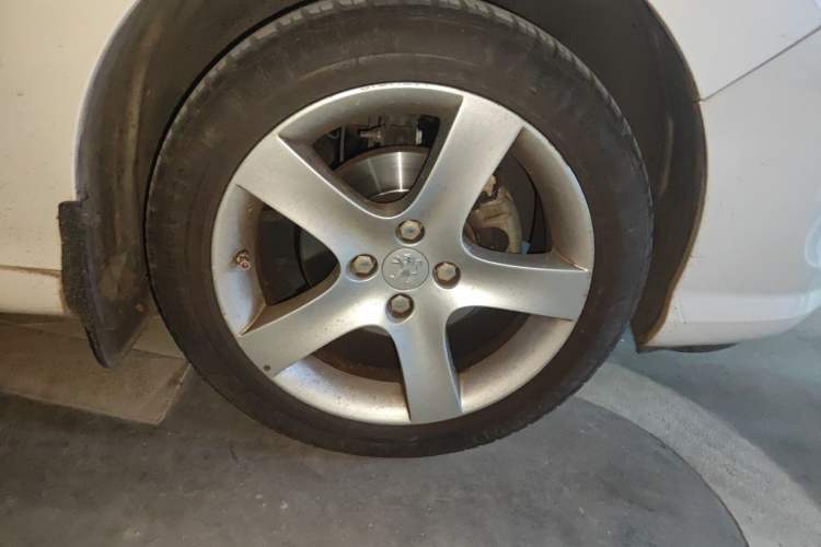 Used Peugeot 408 2013 2.0L Automatic Comfort Edition Right Front Wheel Hub