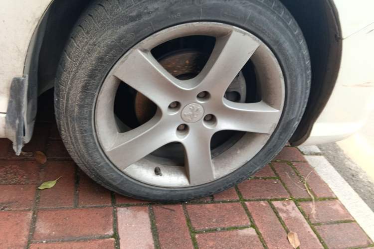 Used Peugeot 408 2013 2.0L Automatic Comfort Edition Right Front Wheel Hub