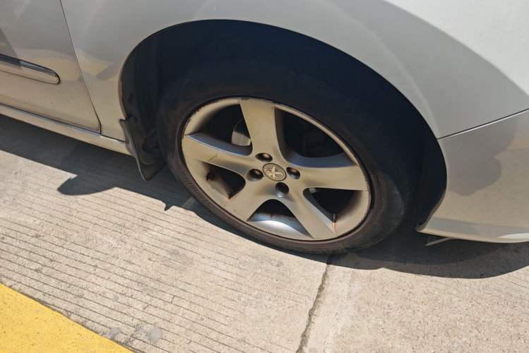 Used Peugeot 408 2013 2.0L Automatic Luxury Edition Right Front Wheel Hub