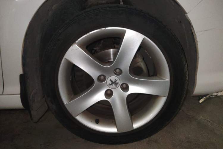 Used Peugeot 408 2013 2.0L Automatic Comfort Edition Right Front Wheel Hub