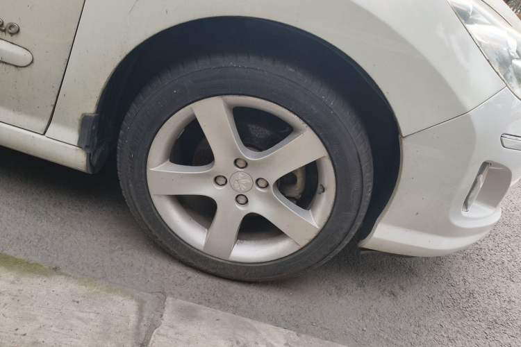 Used Peugeot 408 2013 2.0L Automatic Comfort Edition Right Front Wheel Hub