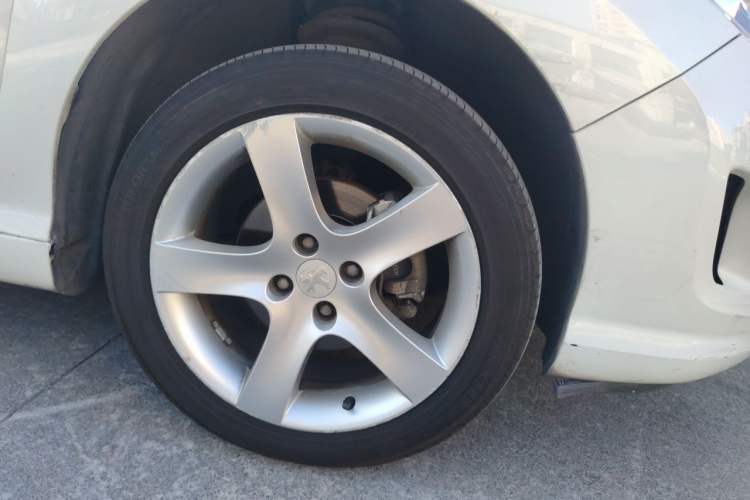Used Peugeot 408 2013 2.0L Automatic Luxury Edition Right Front Wheel Hub