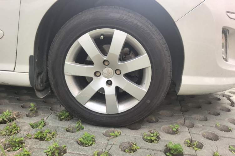 Used Peugeot 408 2013 1.6L Manual Comfort Edition Right Front Wheel Hub