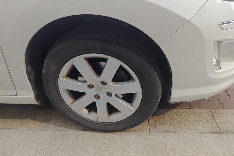 Used Peugeot 408 2013 1.6L Automatic Comfort Edition Right Front Wheel Hub