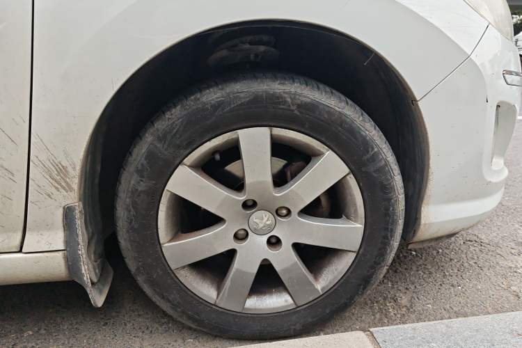 Used Peugeot 408 2013 1.6L Manual Comfort Edition Right Front Wheel Hub