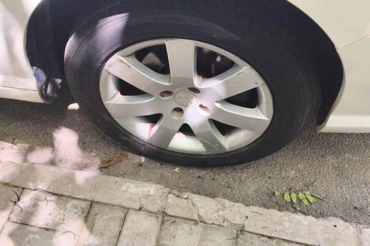 Used Peugeot 408 2013 1.6L Automatic Comfort Edition Right Front Wheel Hub